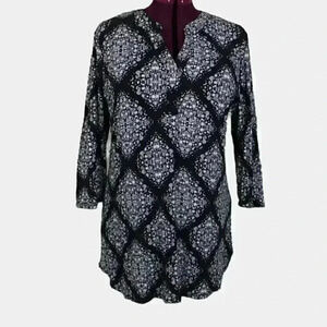 🔵 2/$15 ~ MAURICES long top XL black with white designs‎
